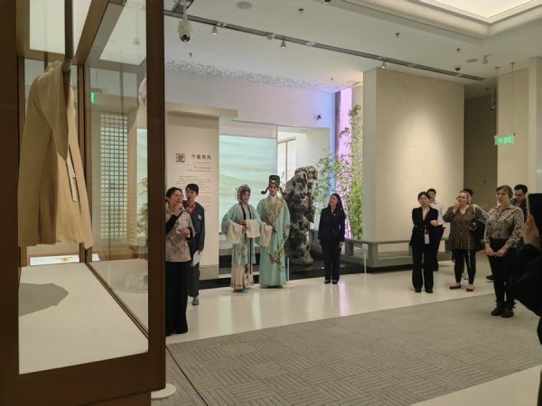 爱配配资 “全民参与、全域覆盖、全龄可享”，2025上海“社会大美育课堂”启动